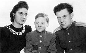 С отцом Семеном Высоцким и его женой Евгенией. 1947 г.
