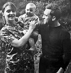 Владимир Семенович со второй женой Людмилой Абрамовой и сыном Аркадием. 1963 год.