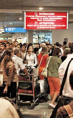 Очереди у паспортного контроля часто выстраиваются по вине самих пассажиров.